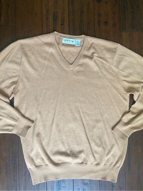 Orvis Men's V-Neck Sweater in Tan/Camel